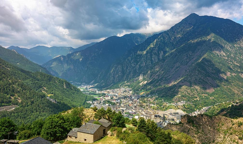 Mlenny -  Istock -  Vue aérienne de montagnes des Pyrénées; Andorre - Rando-balnéo en Andorre - 7