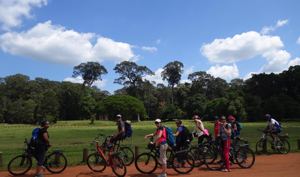 Claire Spaïni -  Groupe de personnes à vélo, Cambodge.  - Vietnam et Cambodge: les incontournables à vélo - 7