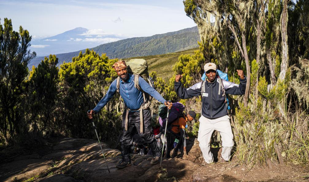 Chavi -  Jocelyn -  Porteurs sur la route du Kilimandjaro - Objectif Kili et safaris de charme - 1