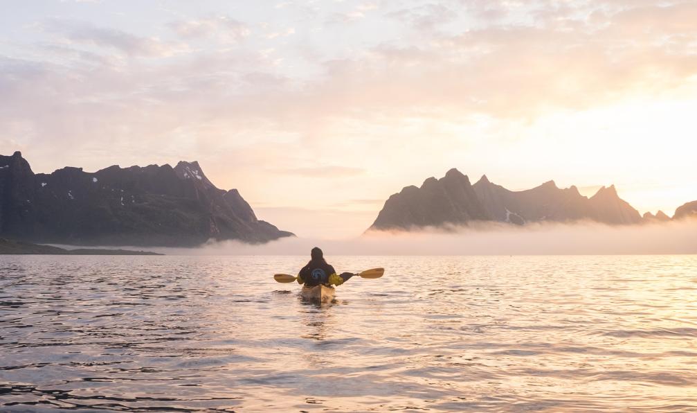 Mac - Jack - Kayakiste sous le soleil de minuit, Lofoten, Norvège - Lumières et couleurs des Lofoten - 9