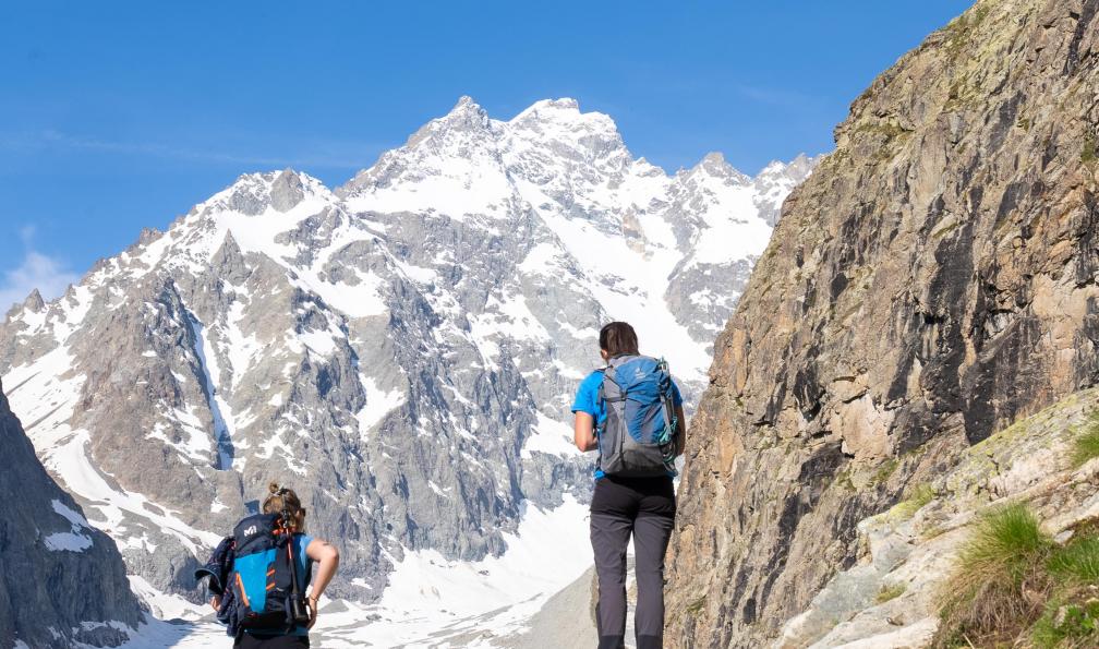 Crétois - Chloé - Deux femmes devant le mont Pelvoux dans les Écrins - Micro aventure dans les Ecrins - 3