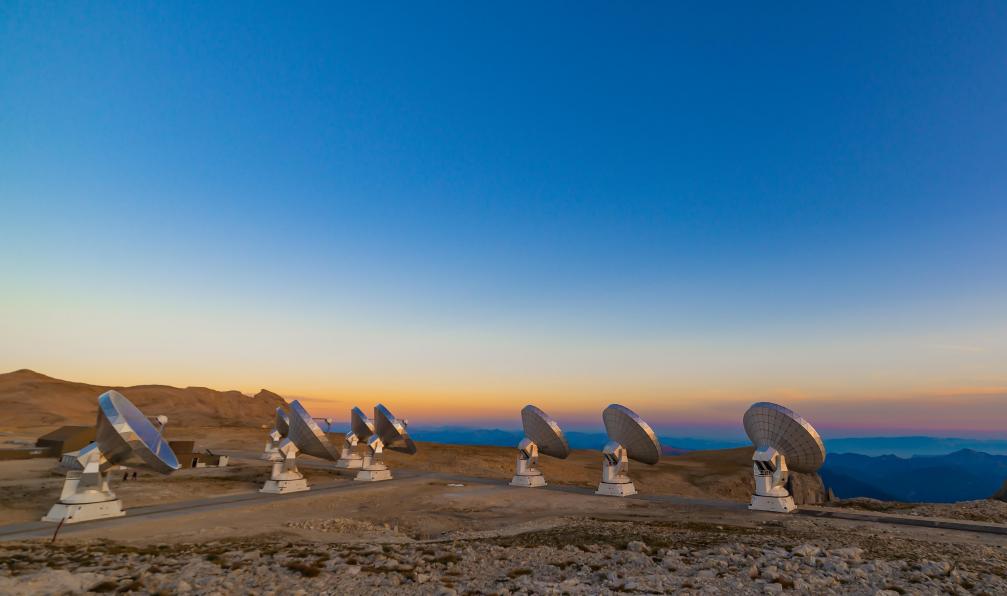 Gennaro - Gino Lorenzo  - Shutterstock - Radiotéléscopes au Pic de Bure au coucher d-u soleil, troisième plus haut sommet du massif du Dévoluy, Alpes, France - Au coeur du Dévoluy - 6