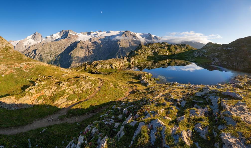 Roux - Francois - Shutterstock - Le plateau d'Emparis et le lac de Lerie qui offrent une vue sur le parc national des Écrins et le pic de La Meije dans les Alpes, France - GR54 : Grand Tour des Ecrins - 6