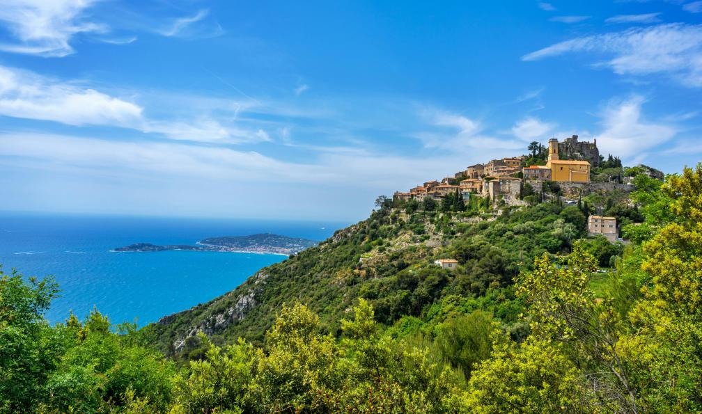 USMD - Wafi - Unsplash - Le village d'Eze surplombant la côte méditerranéenne, France - La Côte d'Azur de Menton à Nice avec mon chien - 1