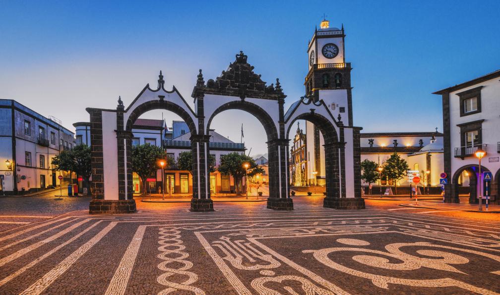 sack -  Istock -  Portas da Cidade de Ponta Delgada au crépuscule;Açores;Portugal - Le tour de Sao Miguel - 7