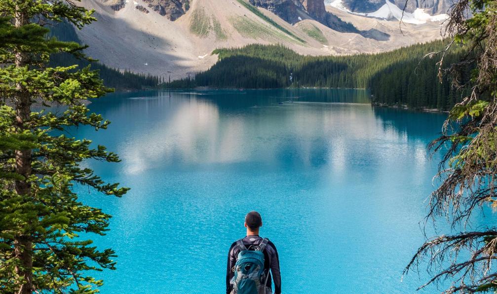 R.M. Nunes -  Istock -  Randonneur au lac Moraine dans le parc National Banff, Alberta, Canada - Coeurs de Rocheuses - 8