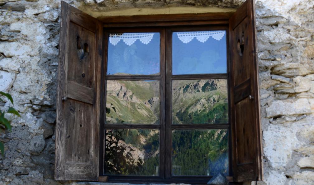 Bernaudon - Myriam - Fenêtre d'une maison de St Véran, Queyras, France - Tour du Queyras sur mesure - 5