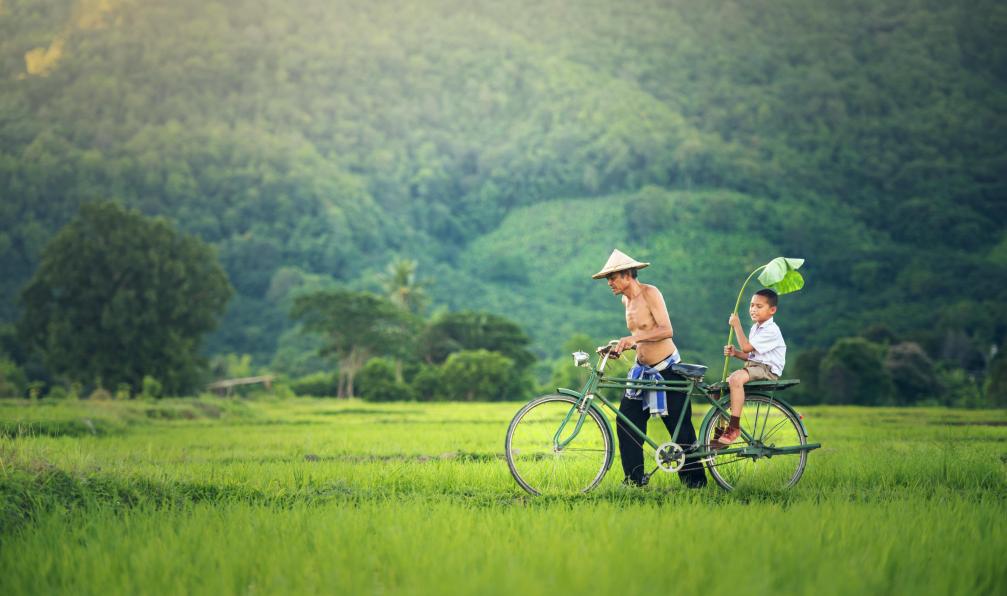 SasinTipcha -  Shutterstock -  Un père et son fils à vélo, Cambodge.  - À vélo au coeur du Cambodge - 1