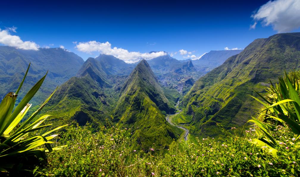 Fontaine - Gael - stock.adobe.com - Panorama sur le cirque de Mafate, Dos d'Ane, Ile de la Réunion - De cirques en cimes  - 1
