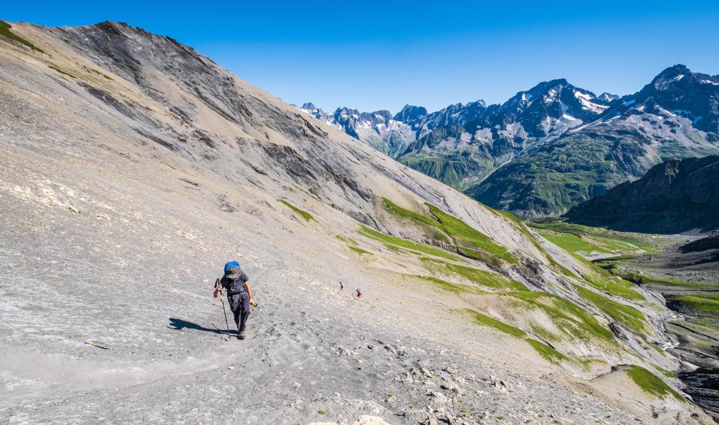 oliclimb  - Adobe stock - Randonneur vers le col de Vallonpierre - GR54 : Grand Tour des Ecrins - 7