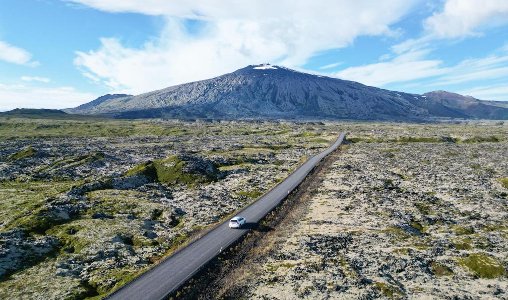 Crétois - Chloé - Voiture devant le volcan Snæfellsjökull, fjords de l'Ouest - Irrésistibles rivages Islandais - 1