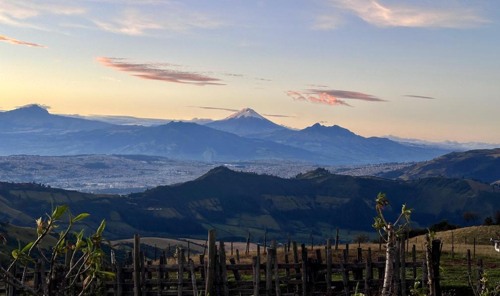 AventurEcuador - Vue de lallée des volcans des Andes, depuis la piste en direction du Guagua Pichincha au coucher du soleil, Équateur - L'Équateur au rythme des volcans et des Galápagos - 5