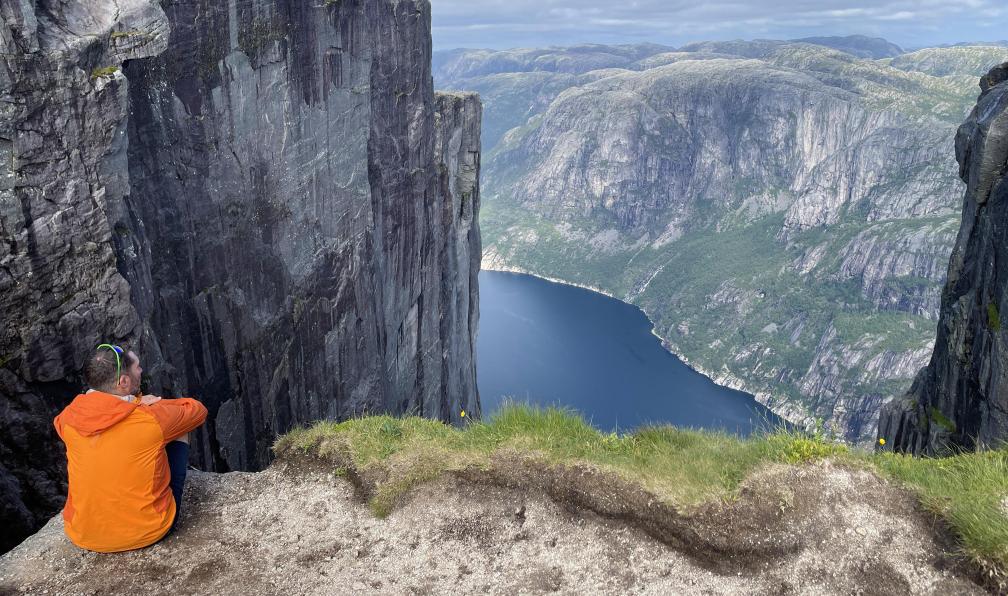Desplanches - Elise - Randonneur assis admirant la vue, Kjeragbolten, Lysefjord, Norvège - Les fjords du Sud - 7