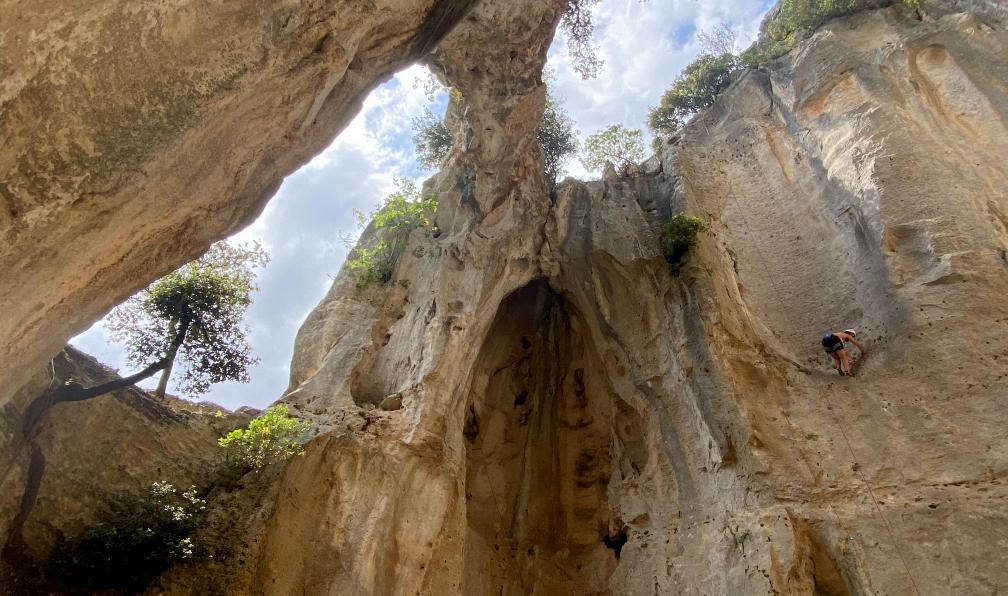Chappaz - Isabelle - Grimpeuse dans les voies de la grotte Eldera, Ligurie, Itaiie - Tra Mare e Monti en Ligurie - 2