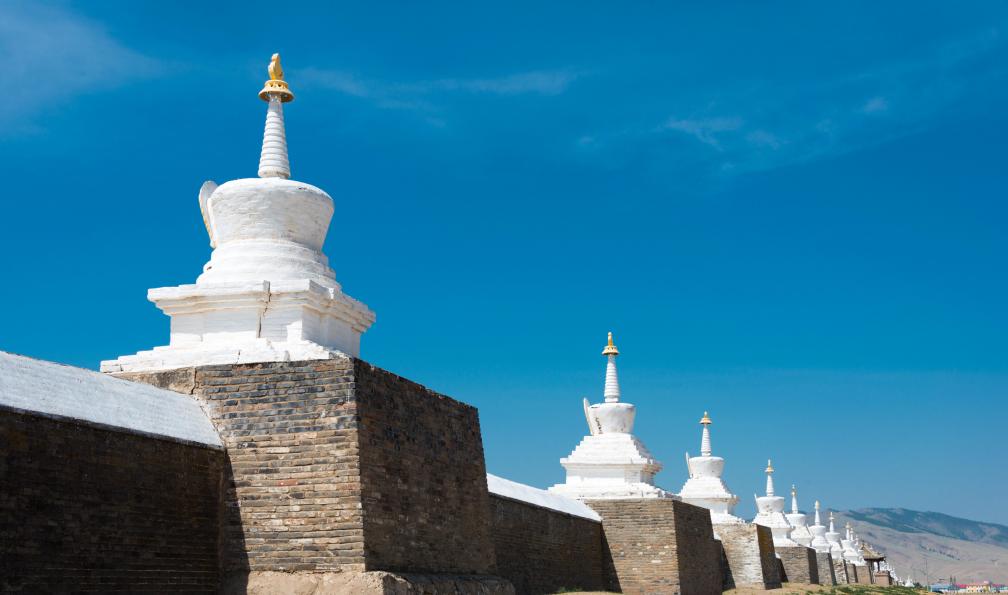 beibaoke  - 480287250 - Adobe stock - Mur d'enceinte de 108 stupas du monastère de Erdene Zuu, Mongolie - Nomades, steppes et désert de Gobi - 2