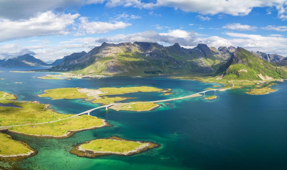 Iurii Buriak -  istock -  Panorama des îles Lofoten depuis Fredvang, Norvège - Automne boréal : les îles Lofoten - 1