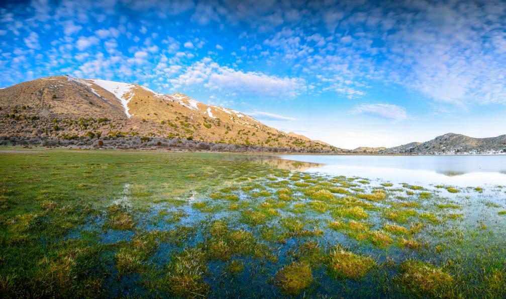 Gatsi -  Istock -  panorama du plateau d’Omalos avec lac;Grèce - Grande Bleue et montagnes Blanches - 3
