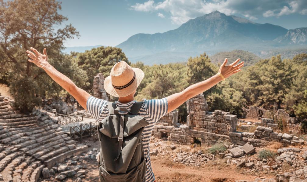EdNurg - Adobe stock - Randonneur explorant les ruines de l'ancien amphithéâtre de Phaselis, Turquie - Merveilles de la Voie lycienne - 8