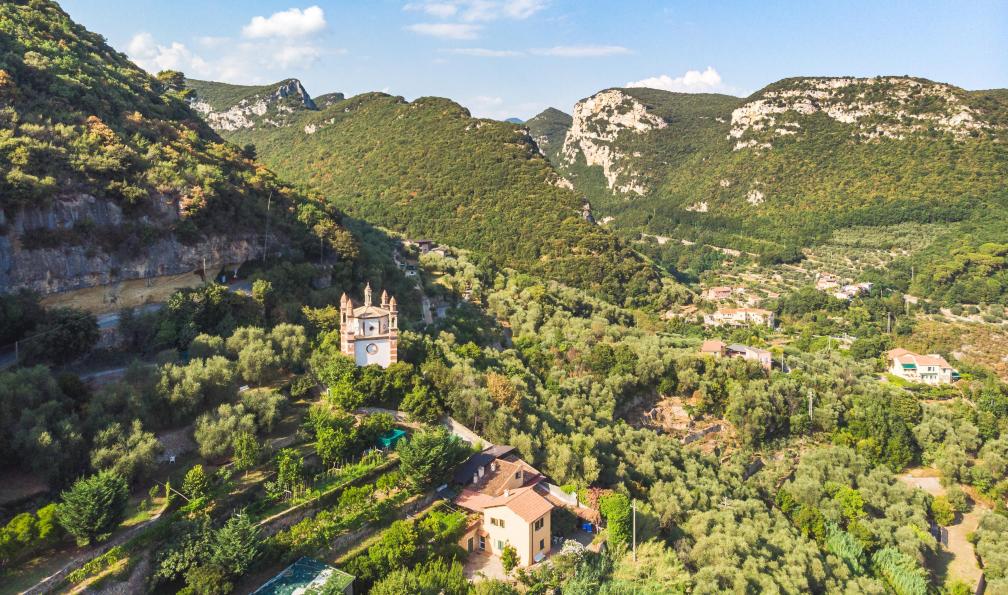EyesTravelling - Adobe stock - Vue aérienne de la vallée de Finalborgo, Ligurie, Italie - Tra Mare e Monti en Ligurie - 13