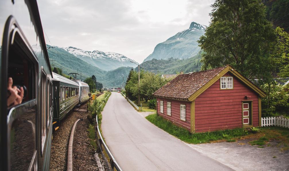 Hjørnevik - Sverre - Norway's Best AS - Train de Flåm passant à coté d'une maison typique rouge en bois, flåmsbanen, Norvège - Fjords et merveilles - 3