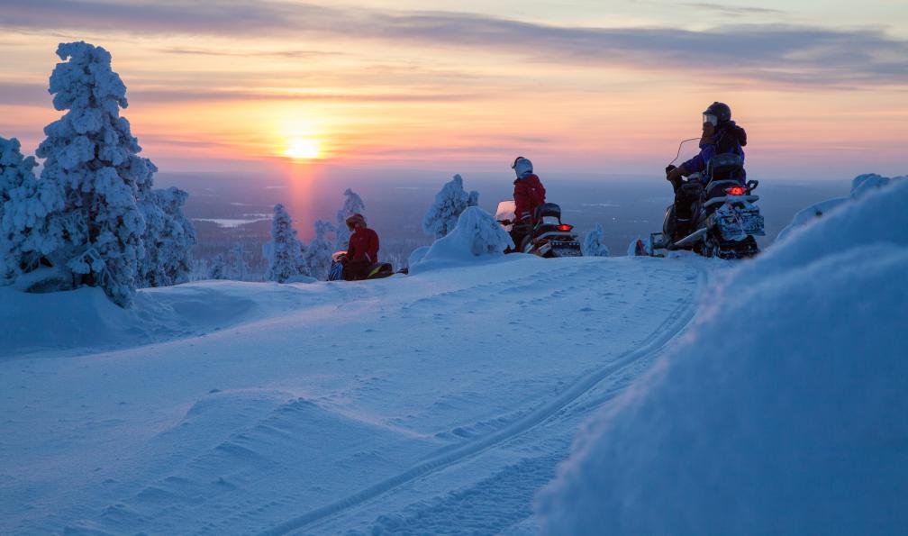 Harriniva -  Groupe de motoneige dans une epaisse couche de neige durant le crépuscule;Finlande - Multi-activités nordiques - 4