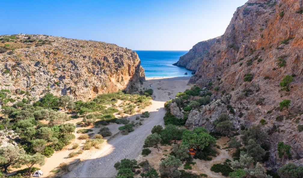 Gatsi - Adobe stock - La plage d'Agiofarago avec ses grottes naturelles et ses arches en pierre à lextrémité de la gorge sur lîle de Crète, Grèce - Randonnée du vertige en Crète - 3