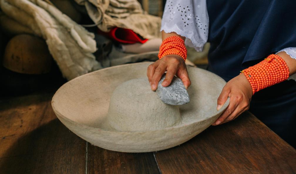 Aventure & Prestige Ecuador - L'atelier artisanal de chapeaux en laine feutrée de Belen, Equateur - Altiplano, Amazonie, Galápagos (confort) - 6