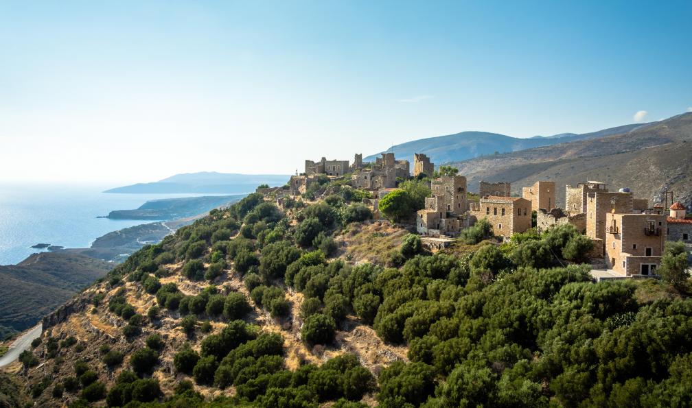 Gatsi -  Istock -  Vue sur le pittoresque village médiéval de Vathia, Laconie; Grèce - Chemins antiques du Péloponnèse - 1