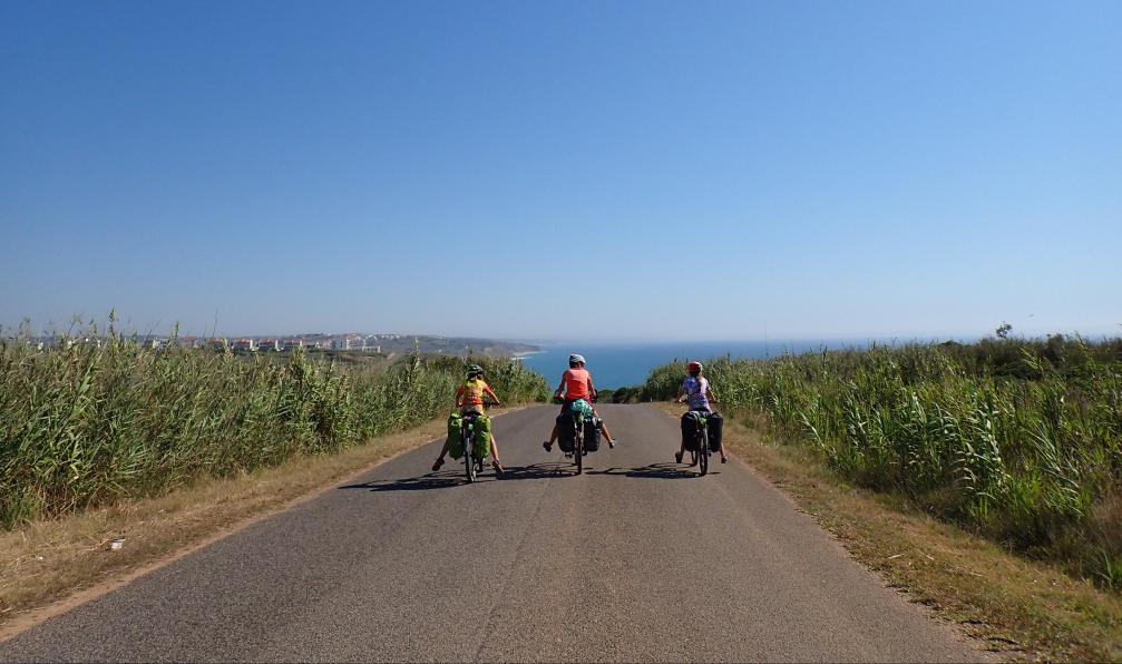 Riva - Gaël - A vélo en arrivant sur Praia da Areia Branca, Portugal - Rota Vicentina, de l'Alentejo à l'Algarve à vélo - 9