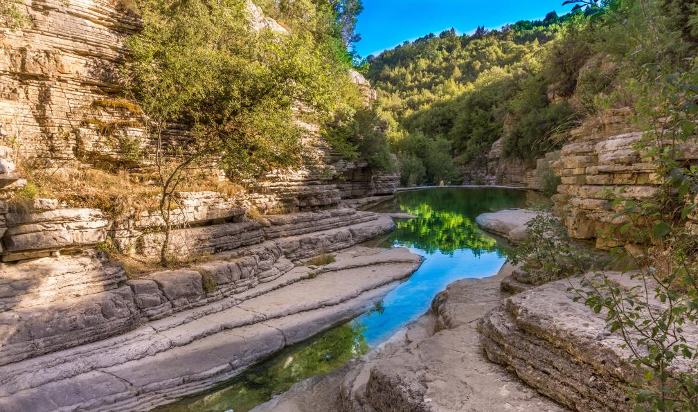 Andronos - Haris - stock.adobe.com - Piscines naturelles près du village de Papigo à Zagorochoria, Épire, Grèce - Sentiers mythiques : Métèores, Olympe et Pélion - 6