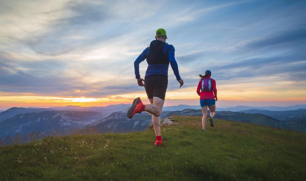 sanderstock - Adobe stock - Trailers dans le Vercors au coucher du soleil, Alpes, France - Stage trail dans le Vercors - 2