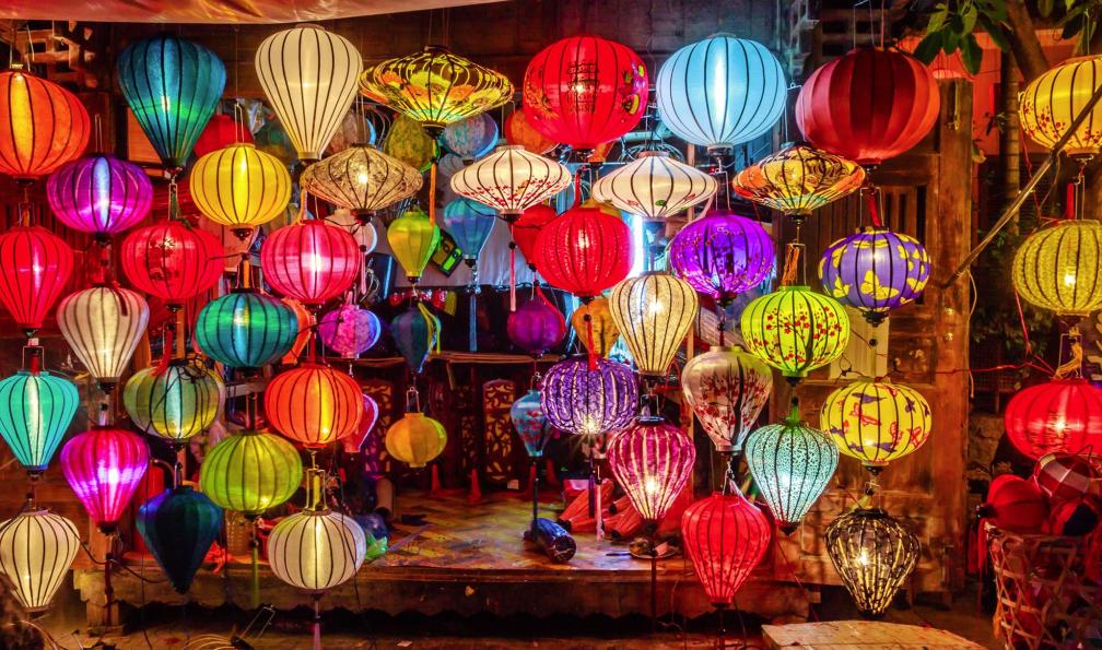 AoshiVN -  istock -  Boutique de lanternes à Hoi An, Viêtnam - Balade vietnamienne du nord au sud - 7
