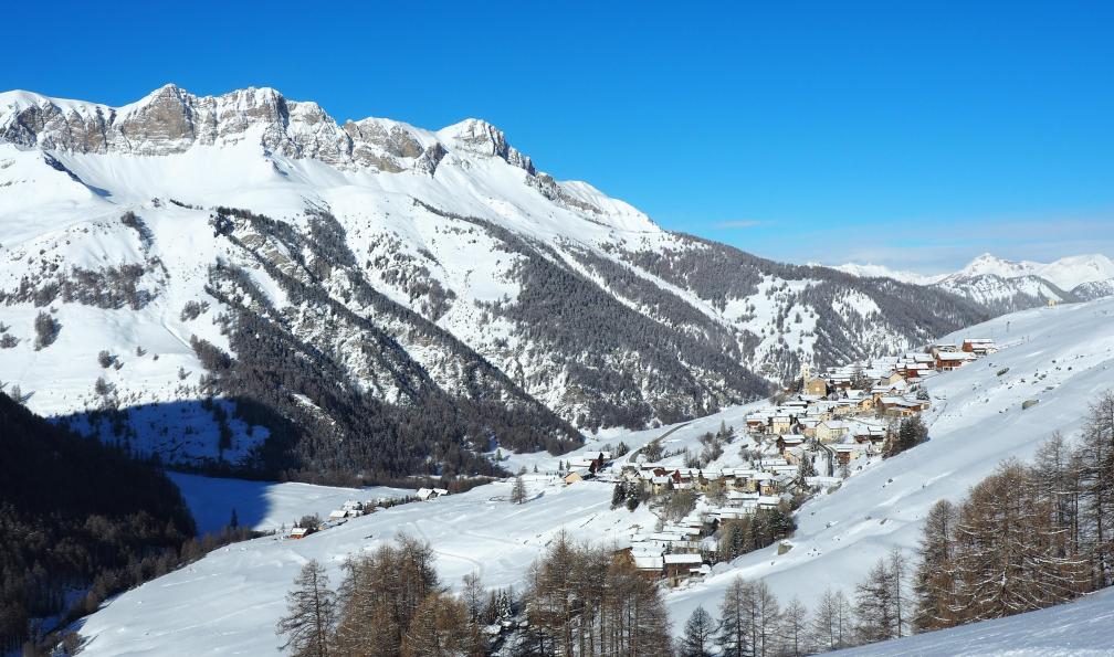 Mazet - Philippe - Panorama avec le village de St Véran, Hautes alpes, France - Débuter le ski de rando dans le Queyras - 2