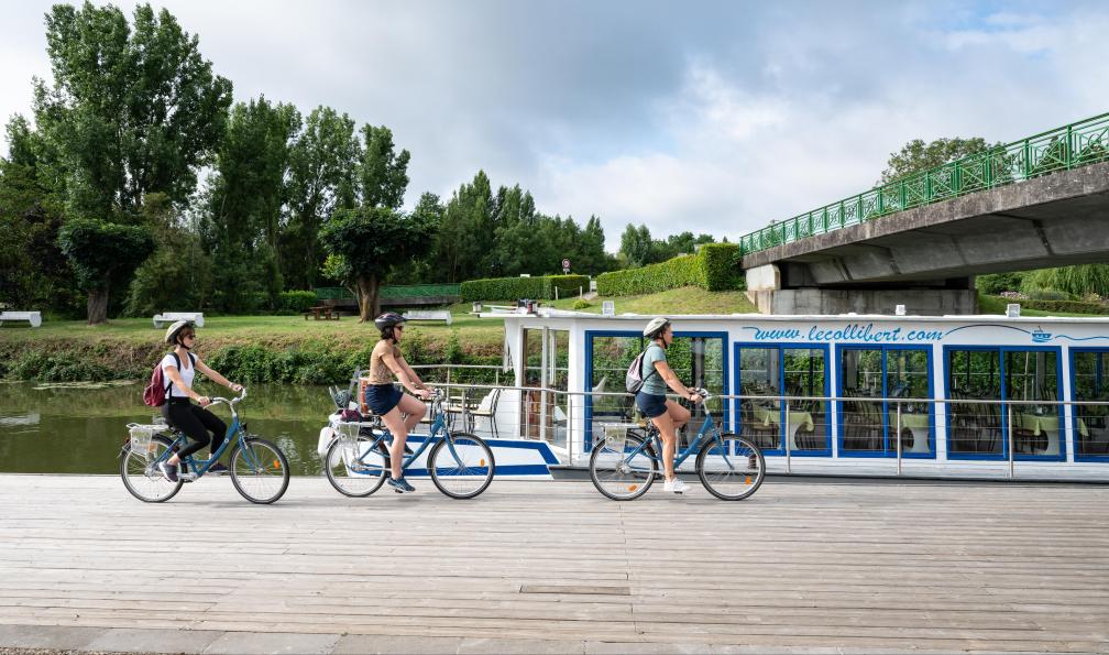 InstapadesStudio - Anjou tourisme - Randonneurs à vélo près de Damvix, Vendée, France - La Vélo Francette en famille à vélo - 5