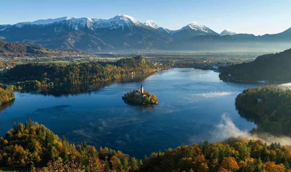 Krcmarek - Neven - Unsplash - Vue plongeante sur le lac de Bled en Slovénie. - Lacs et montagnes de Slovénie  - 1
