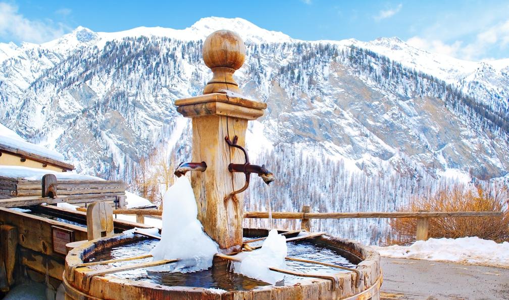 lamax - Adobe stock - Fontaine de Saint-Véran l'hiver, Queyras, France - Découverte du Queyras en raquettes - 1