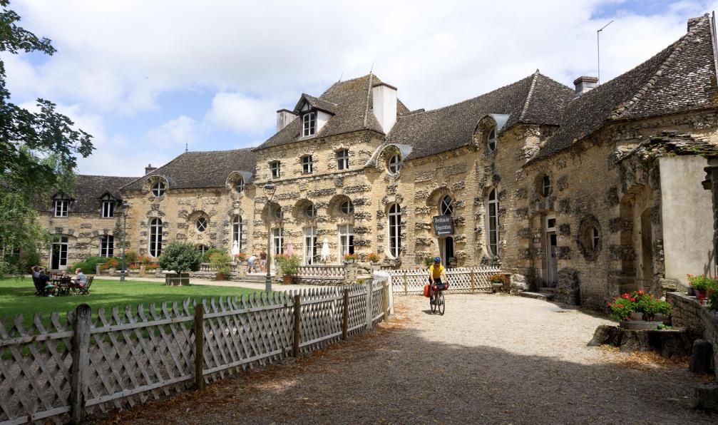 Nogues - David - Cycliste devant le musée du château de Savigny Les Beaune - Les vignobles de Bourgogne à vélo - 2