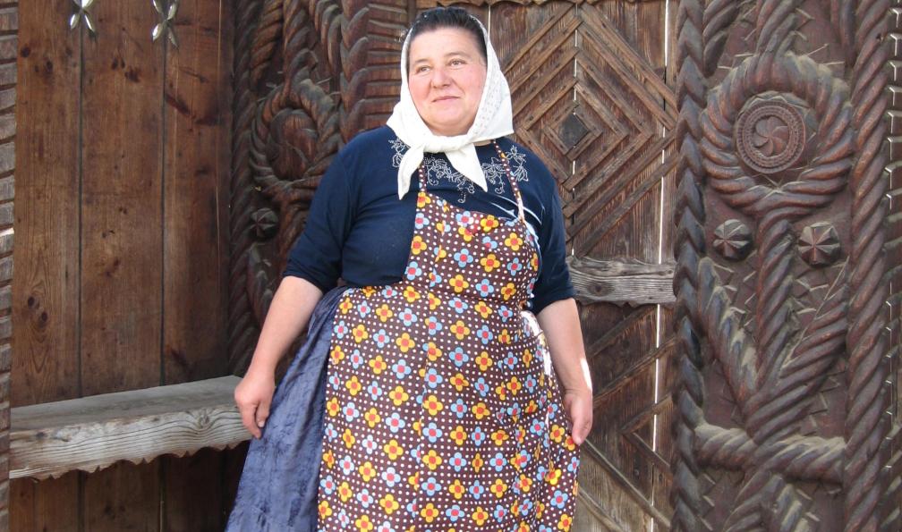 Roumaine devant une grande porte, Roumanie. - Sur les sentiers des Carpates de Transylvanie - 3