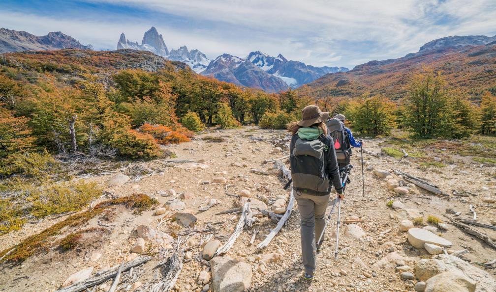 sharptoyou  -  Shutterstock -  Randonneuses marchant vers le Fitz Roy, Argentine, Patagonie.  - Terre de Feu, Patagonie et Iguazú - 2