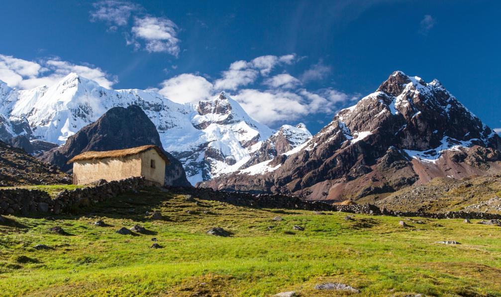 DanielPrudek -  Istock 1173443755 -  Maison  et sommets sur le sentier de randonnée Ausangate, Pérou - De l'Ausangate à la cordillère Blanche - 11