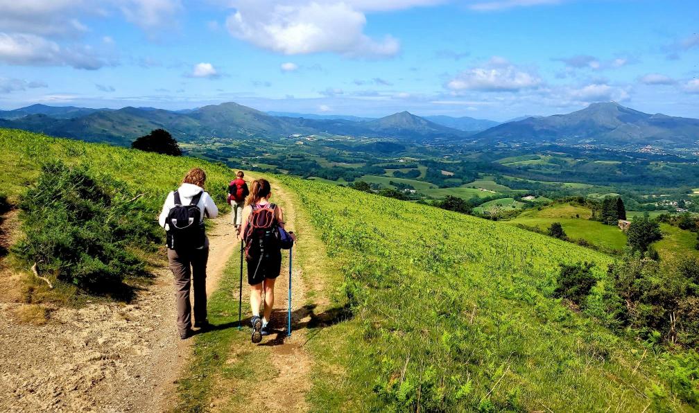 Respyrénées -  Randonneurs marchant sur le GR 10, Pays Basque - Le Pays Basque secret - 2