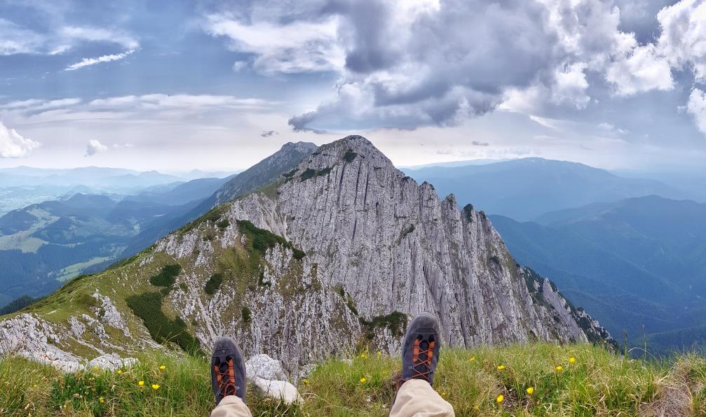 Bogdan C. -  Istock -  Randonneur à Piatra Craiului; Roumanie - Sur les sentiers des Carpates de Transylvanie - 1