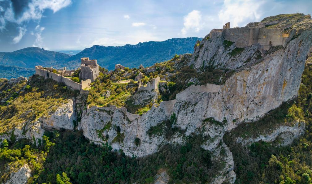 Bidouze - Stéphane - Adobe stock - Vue aérienne du château cathare de Peyrepertuse, Pyrénées, France - Des Châteaux Cathares à la Méditerranée - 1