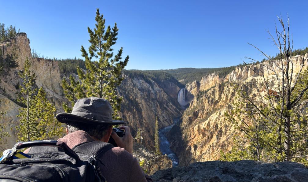 Elise - Homme photographiant le Grand Canyon de Yellowstone aux États-Unis. - Esprit pionnier : à la conquête de l'Ouest sauvage - 8