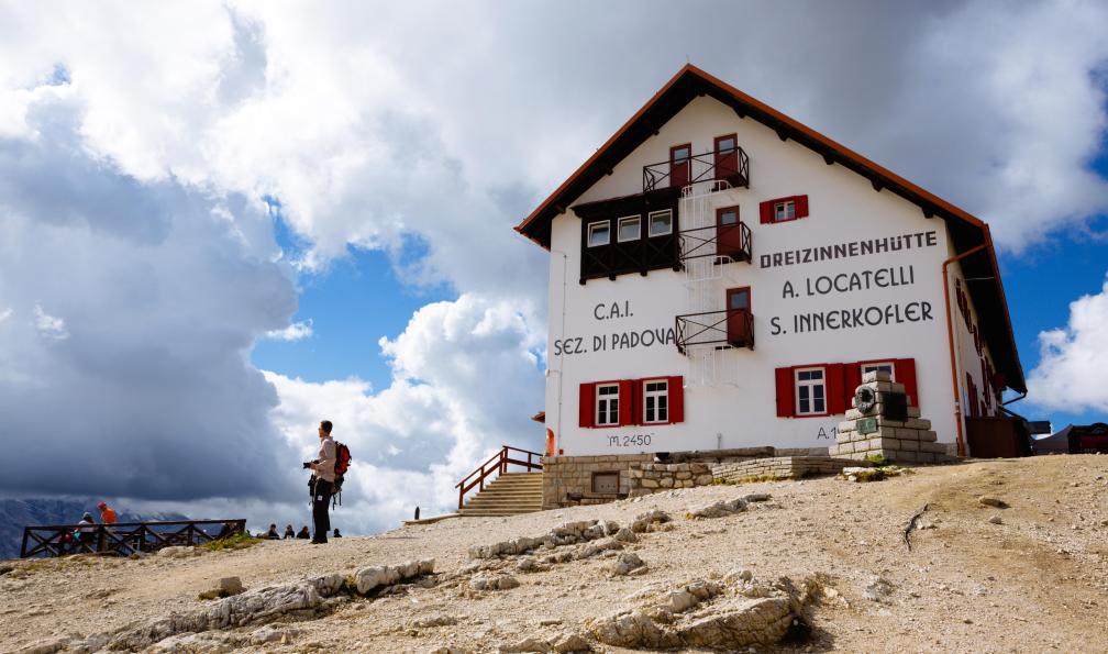 Sergii Mostovyi - stock.adobe.com - Le refuge Locatelli près des Tre cime dans les Dolomites, Alpes, Italie - La traversée des Dolomites - 6