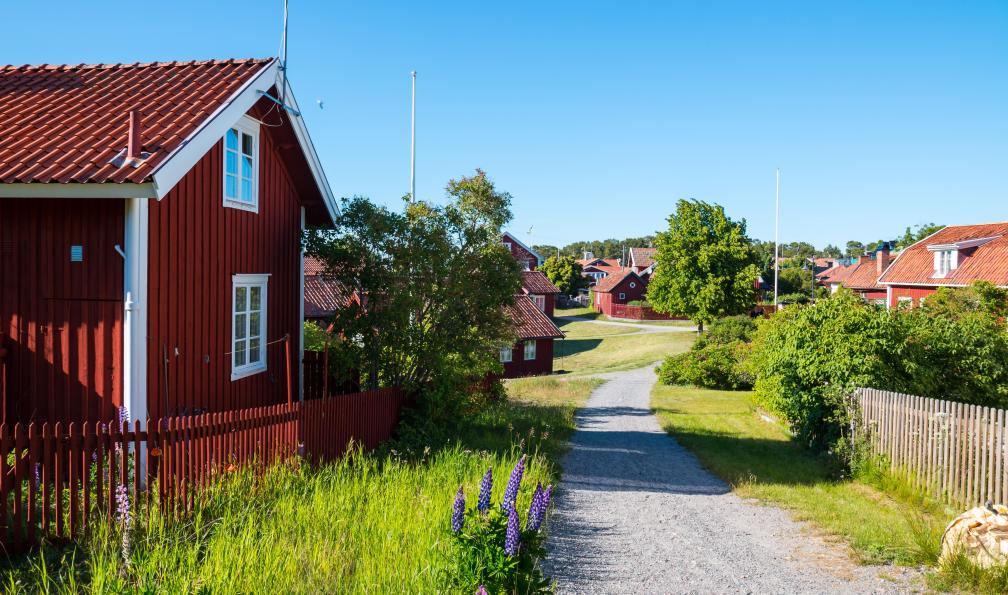 Alexander - Adobe Stock - Ruelles et maisons traditionnelles en bois rouges, archipel de Stockholm, Suède - Les secrets de Stockholm et de son archipel - 7