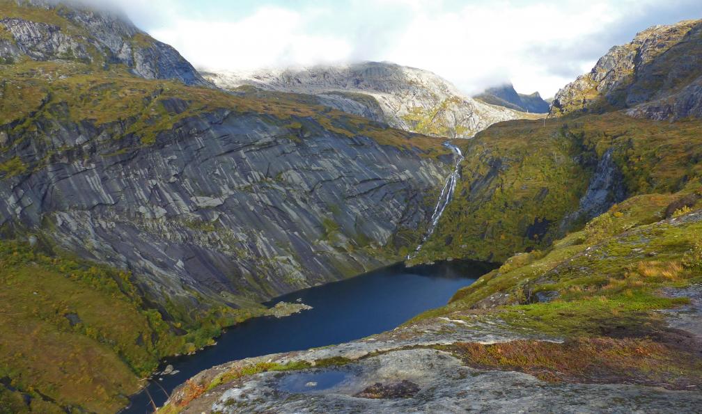 Pellotier -  Christelle -  Lac et cascade en allant au refuge Munkebu, Lofoten, Norvège. - Automne boréal : les îles Lofoten - 3