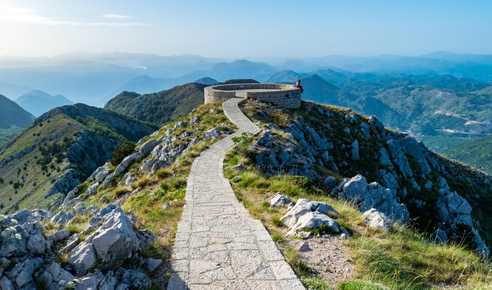 jana_janina - stock.adobe.com - Point de vue du sommet de la montagne Jezerski, près du mausolée de Njegos dans le parc national de Lovcen. Monténégro - Insolite Monténégro - 3
