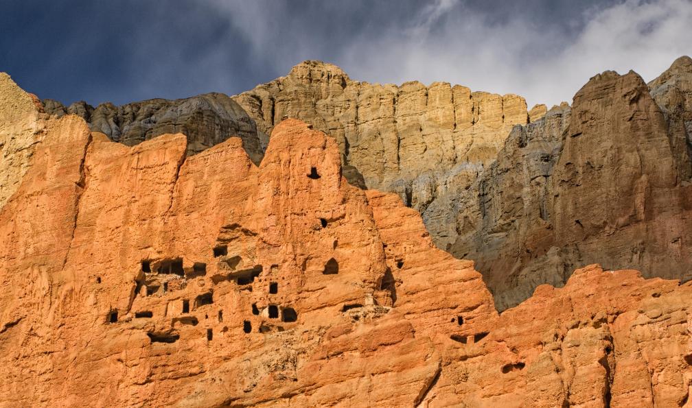 Wim - Adobe stock - Habitats troglodytes près du village de Dhakmar, Mustang, Népal - Merveilles du Mustang sur mesure - 7