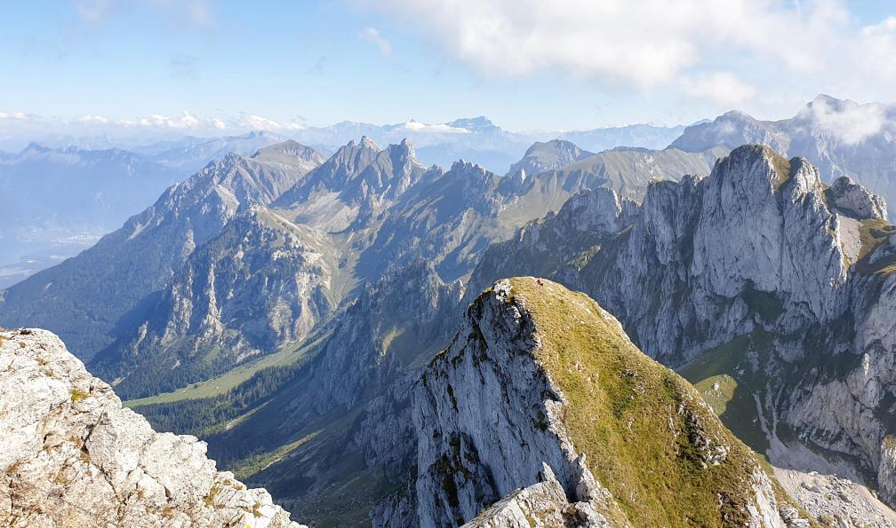 Besse  -  Vincent -  Adobe Stock 291467195 -  Vue sur les sommets environnants depuis la dent d'Oche, en chemin vers le Mont-Blanc, France - GTA : Du lac Léman à Chamonix - 2